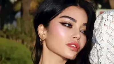 هيفاء وهبي تتألق بفستان أبيض أمام البحر في كان