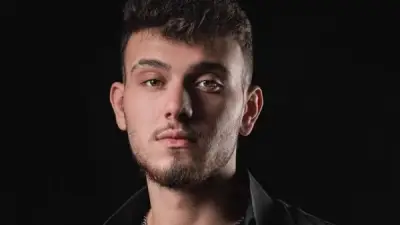 الشامي يشتري منزلًا لطفل سوري يبيع البسكوت في الشارع