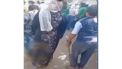 سيدة تقيد نجلها بالسلاسل أثناء اصطحابه للمدرسة بالقليوبية