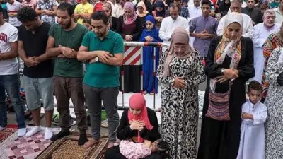 الأزهر للفتوى يحذر من وقوف النساء إلى جانب الرجال في صلاة العيد