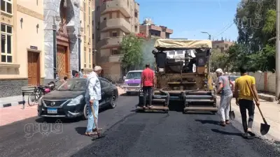 استمرار أعمال رصف وترميم الطرق الرئيسية ببني سويف