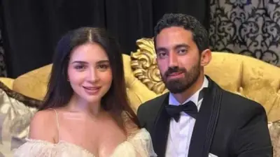 رد مفاجئ من أحمد تيمور على متابعة هاجمته بسبب ظهوره مع مي عز الدين