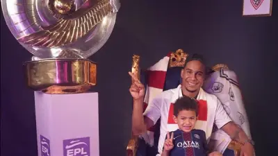 باريس سان جيرمان يشارك صورة احتفال الجزيري ونجله بلقب الدوري المصري