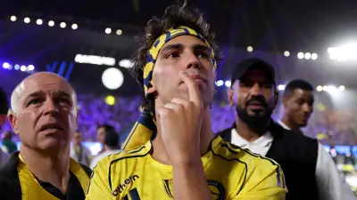 جواو فيليكس يتوشح البشت السعودي في احتفالات التتويج بدوري روشن