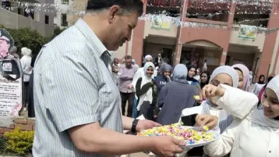 مدير مدرسة يوزع شوكولاتة على الطالبات بعد انتهاء الامتحانات في المنوفية