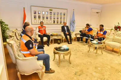 محافظ أسيوط يكرم أبطال مهمة إنقاذ عامل من الموت بصورة مؤثرة