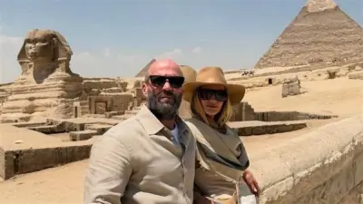 جيسون ستاثام يزور الأهرامات مع زوجته روزي هنتنجتون وايتلي