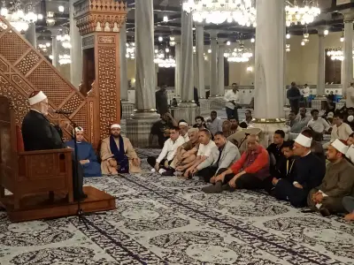 ليالي الذكر والابتهال تتواصل بمسجد الإمام الحسين في خامس أمسيات عشر ذي الحجة