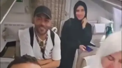 تامر عاشور يؤدي مناسك الحج برفقة زوجته نانسي نور فيديو من الطائرة
