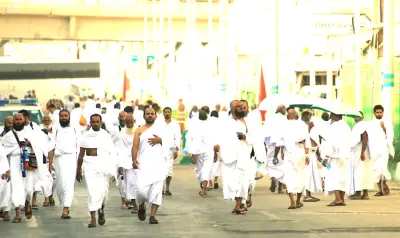 ضيوف الرحمن يتدفقون إلى مشعر منى لقضاء يوم التروية (فيديو)