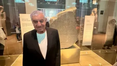 زاهي حواس يجدد المطالبة بعودة حجر رشيد من لندن إلى مصر