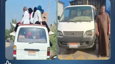 القبض على سائق ميكروباص سمح للركاب بالجلوس أعلى السيارة بالبحيرة