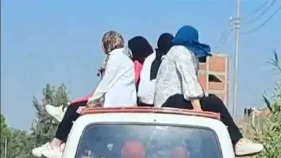 فتيات يجلسن فوق الميكروباص.. فيديو يثير غضب مواقع التواصل وتحرك أمني عاجل