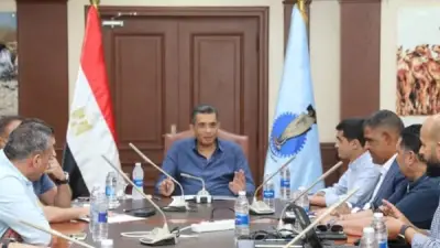محافظ البحر الأحمر يناقش آليات غلق البحر في سوء الأحوال الجوية