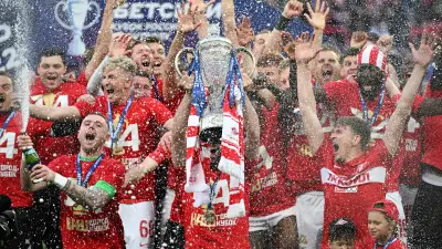 لاعب سبارتاك موسكو يحطم كأس روسيا خلال احتفالات التتويج
