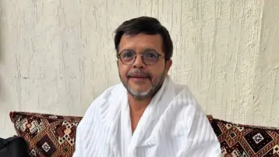 محمد هنيدي يؤدي مناسك الحج بملابس الإحرام في مكة المكرمة