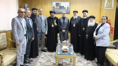 محافظ الوادي الجديد تستقبل أسقف الواحات وتوقف موظفين وتتفقد الأسواق