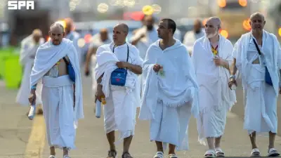 توافد الحجاج إلى عرفات لأداء ركن الحج الأعظم في أجواء روحانية