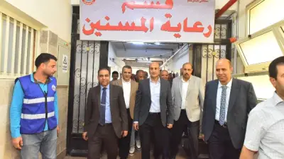محافظ أسيوط يوزع العيديات على المرضى في جولته الإنسانية بالمستشفيات