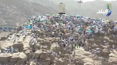 توافد حجاج بيت الله الحرام إلى جبل عرفات لأداء ركن الحج الأعظم