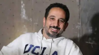 طارق الجنايني يمازح أصدقاءه الحجاج: لو يوم القيامة قرب عرفوني