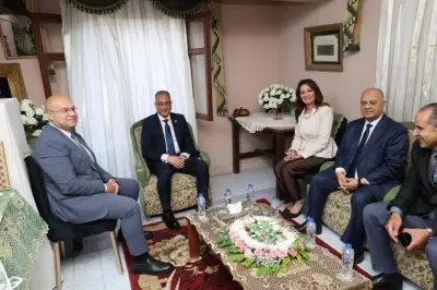 محافظ الجيزة يشارك فتيات مؤسسة الرعاية الاجتماعية فرحة العيد