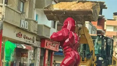 إزالة مجسم الغوريلا الحمراء بالبحيرة بعد جدل واسع وإثارة الرعب بين الأطفال
