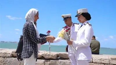 الداخلية تشارك المواطنين فرحة عيد الأضحى بتوزيع الورود وتبادل التهاني