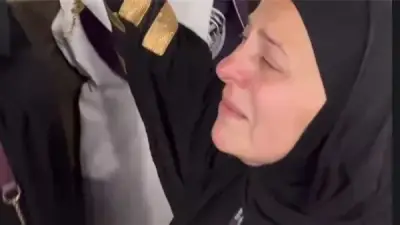 دعاء فاروق تنهار بالبكاء عند لمس الحجر الأسود في الحج