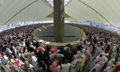 الحجاج يؤدون رمي الجمرات الثلاث في أول أيام التشريق