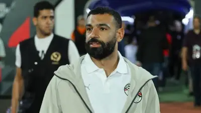محمد صلاح يحضر ودية مصر وروسيا ويحيي الجماهير بجولة حول الملعب