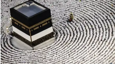 لقطات جوية مهيبة للمسجد الحرام أثناء طواف الوداع في مشهد إيماني رائع