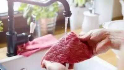 غسل اللحوم قبل الطبخ.. عادة صحية أم خطر يهدد سلامة الطعام؟