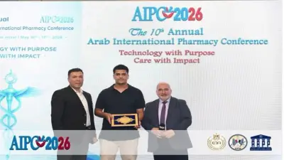 تكريم طالب ببرنامج الصيدلة الإكلينيكية بجامعة القاهرة الأهلية في مؤتمر دولي