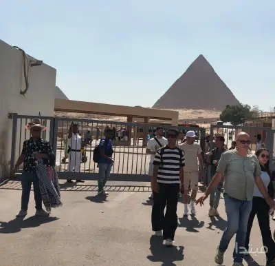 إقبال كثيف على منطقة الأهرامات رابع أيام العيد رغم ارتفاع الحرارة