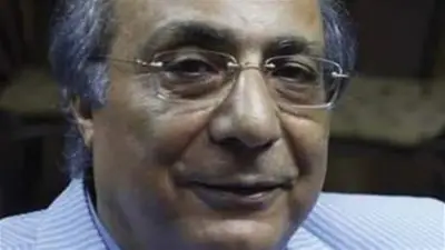 عمر بطيشة يروي محنته الصحية: مشكلة في العين جعلت الراديو مصدر حياتي اليومية