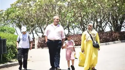 زوار حديقة الأزهر يتخففون من حرارة الشمس بالمياه والأشجار في ختام عيد الأضحى