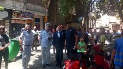محافظ القاهرة يتفقد حريق عقار بالدرب الأحمر أثناء جولته
