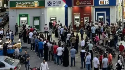 طوابير الـ ATM تثير الغضب في مصر ووعود بالحل قبل عيد الأضحى