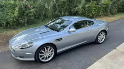 سيارة أستون مارتن DB9 معدلة تشتعل بالنار مستوحاة من جيمس بوند