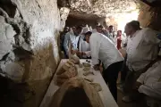 وزير السياحة يستمع لشرح مفصل حول اكتشاف 10 توابيت بالأقصر