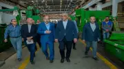 وزير الإنتاج الحربي يتفقد مصنع 100 الحربي في زيارة مفاجئة لمتابعة الإنتاج