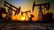 تراجع العقود الآجلة للخام الأمريكي عند التسوية إلى 102.27 دولار للبرميل