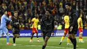 باريس سان جيرمان يتوج بلقب الدوري الفرنسي للمرة 14 بثنائية في شباك لانس