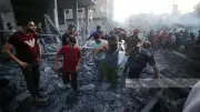 استشهاد امرأة وطفلة وإصابة 17 في غارة إسرائيلية على خيمة نازحين بغزة
