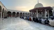 صورة نادرة من داخل مسجد عمرو بن العاص في القاهرة عام 1908