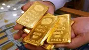 الذهب يواصل الهبوط.. عيار 21 يفقد زخمه والأوقية تتراجع عالمياً