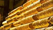 الذهب يواصل الهبوط عالمياً وعيار 21 يتراجع مجدداً في السوق المحلية