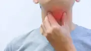 علاج التهاب الحلق في 24 ساعة: طرق طبيعية فعالة للتخلص من الألم