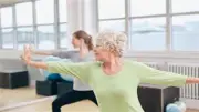 الخطة السرية لاستعادة مرونة العشرين في سن الستين في 3 دقائق يومياً